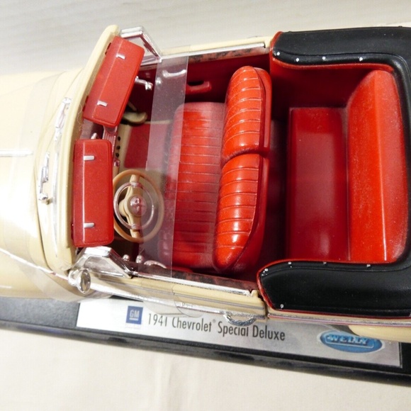 Welly 1941 Chevy Special Deluxe convertible die cast metal model car - Picture 5 of 12